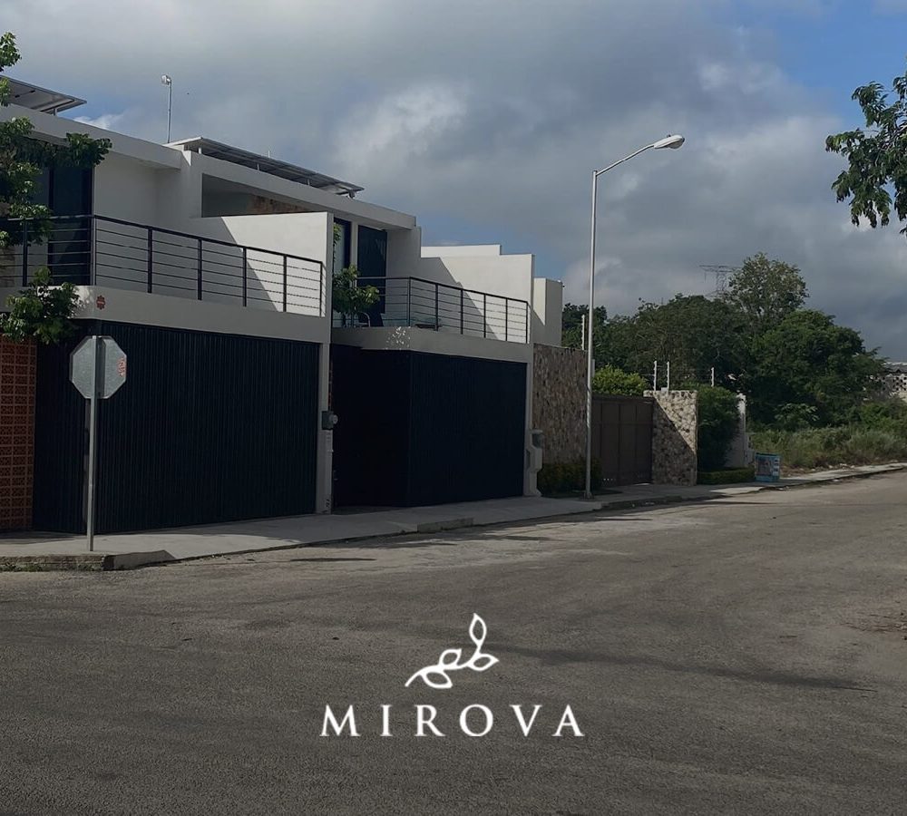 Frente de casas en Residencial Mirova en Mérida Yucatán
