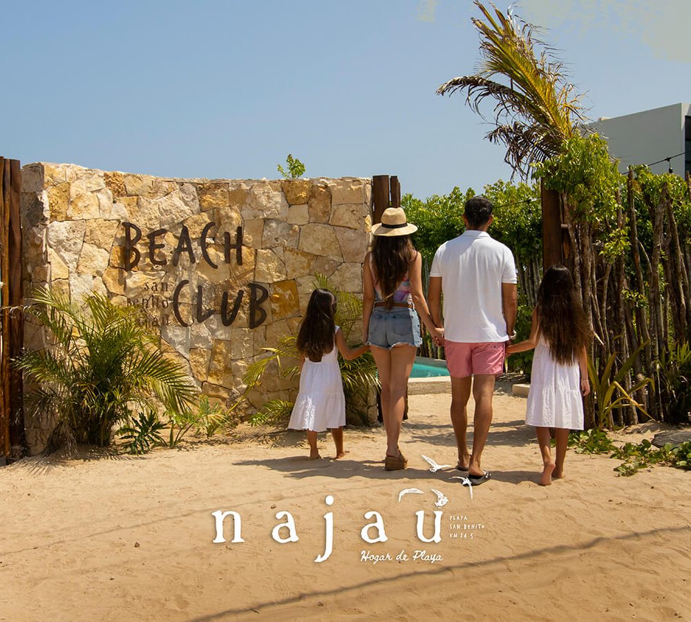 Familia entrando al beach club de Najau departamentos de lujo frente el mar en Telchac Puerto Yucatán